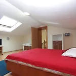 House 705 * 佩罗杰