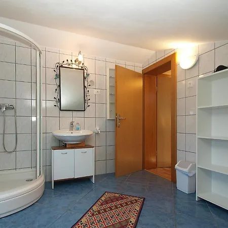 House 705 Nyaraló
